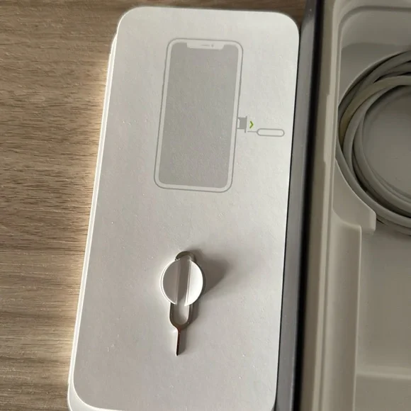 Apple iPhone 11 Pro EMPTY BOX with charger - Picture 2 of 5